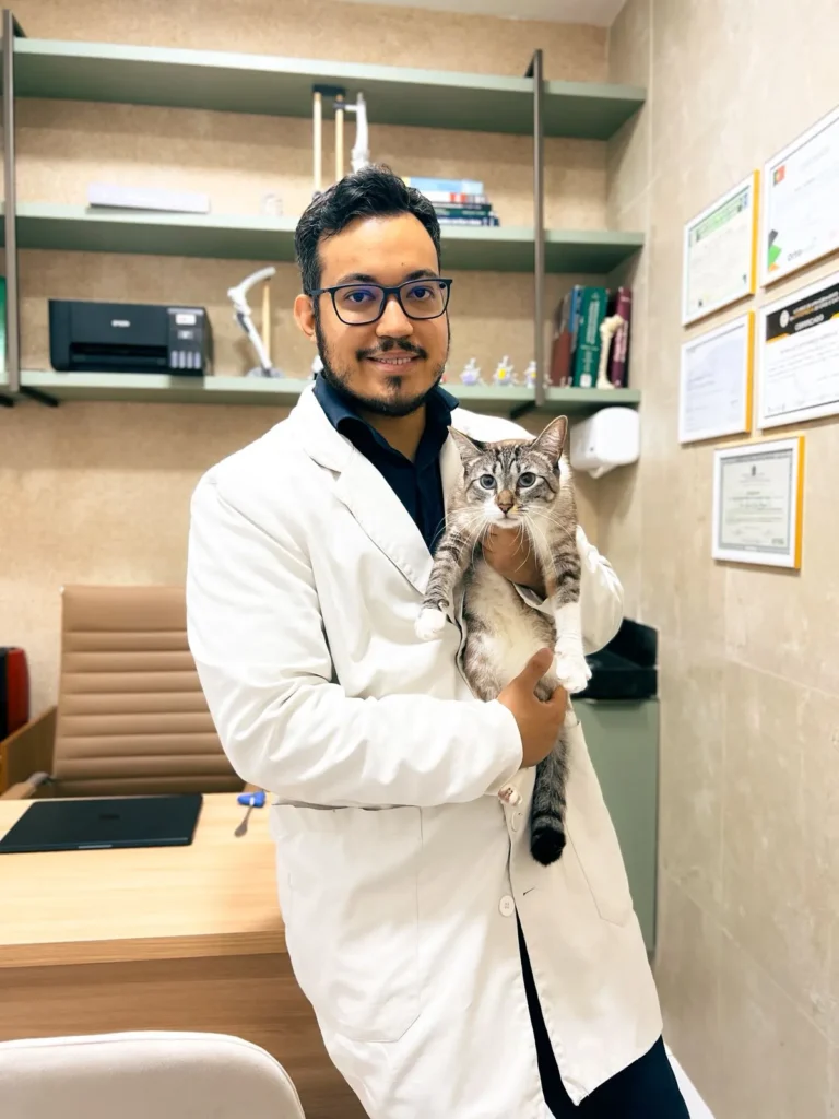 Dr. Pedro Nóbrega segurando um gato